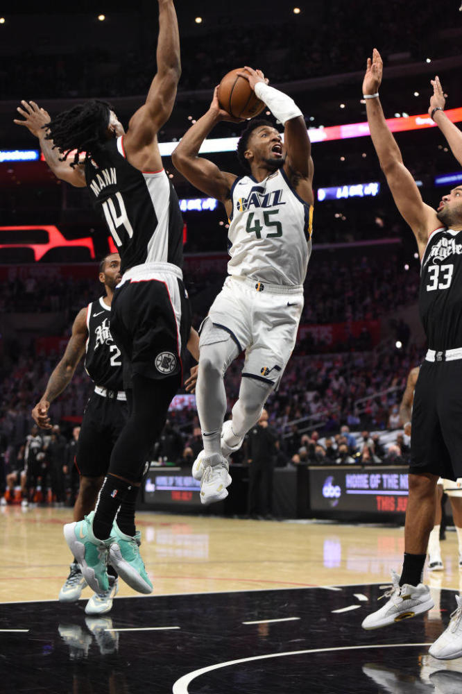  快船双星合砍80分力克爵士  